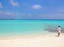 Türkisfarbene Klarheit von einem sonnengeküssten Strand auf den Malediven Türkisfarbene Klarheit von einem sonnengeküssten Strand auf den Malediven