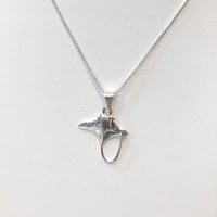 Manta ray pendant in S size with right turn tail
