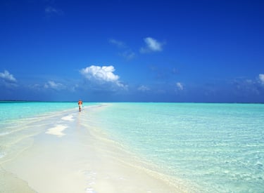 Foto di La lucentezza turchese di una spiaggia baciata dal sole alle Maldive