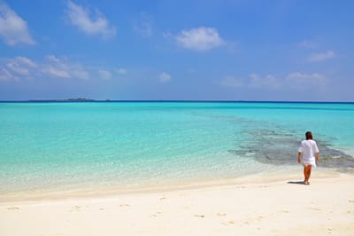 La lucentezza turchese di una spiaggia baciata dal sole alle Maldive La lucentezza turchese di una spiaggia baciata dal sole alle Maldive