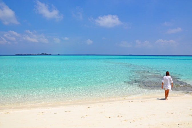 Foto di La lucentezza turchese di una spiaggia baciata dal sole alle Maldive