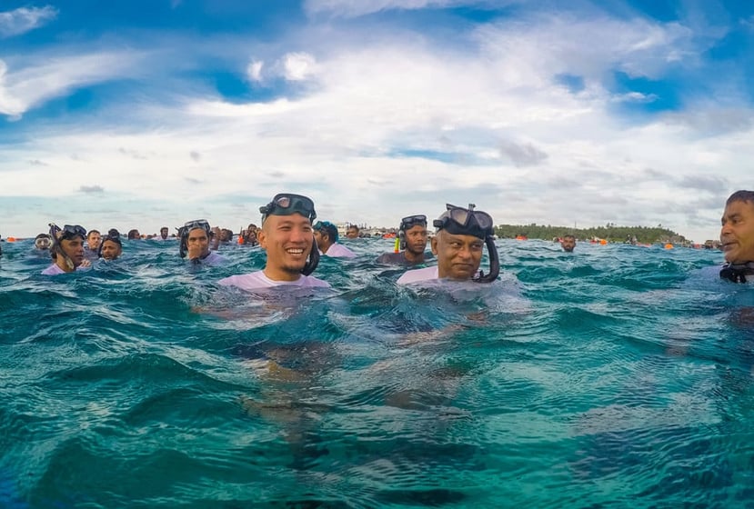 Foto di Le Maldive Infrangono il Record Mondiale di Immersione